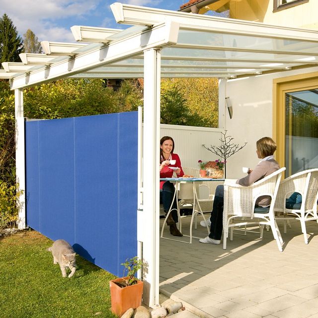 Windwand schütz Frauen auf der Terrasse vor Wind